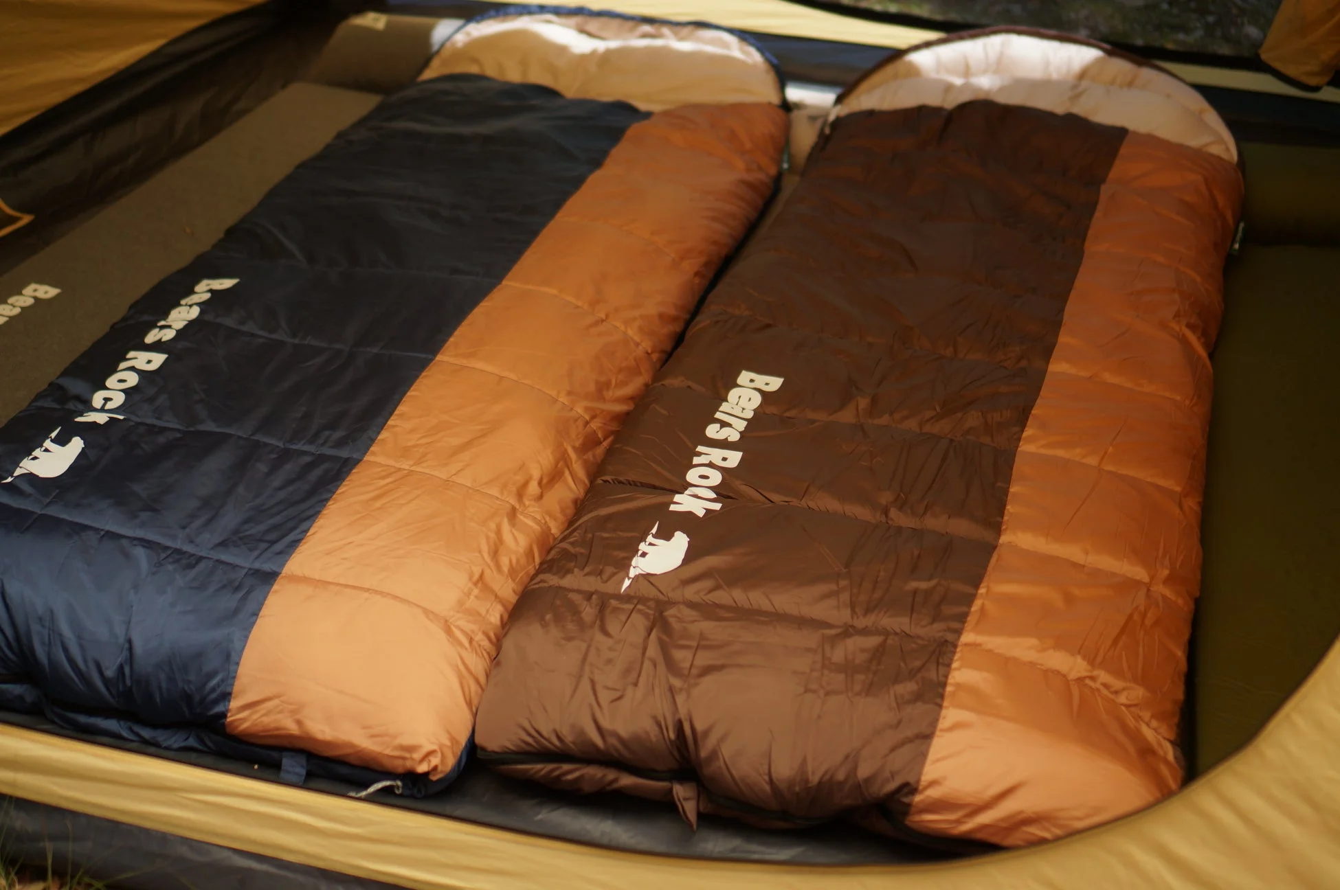 テント内の封筒型寝袋
