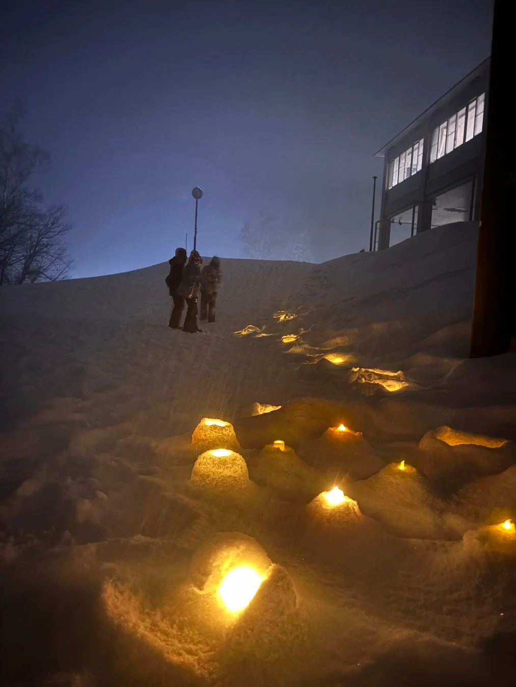 雪の灯篭が照らす夜の雪景色