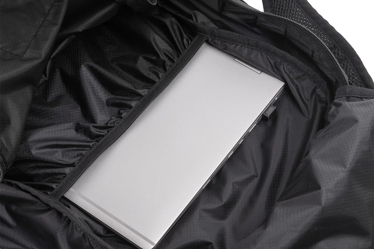 黒いバッグ内部にある専用スリーブにノートパソコンが収納されている様子