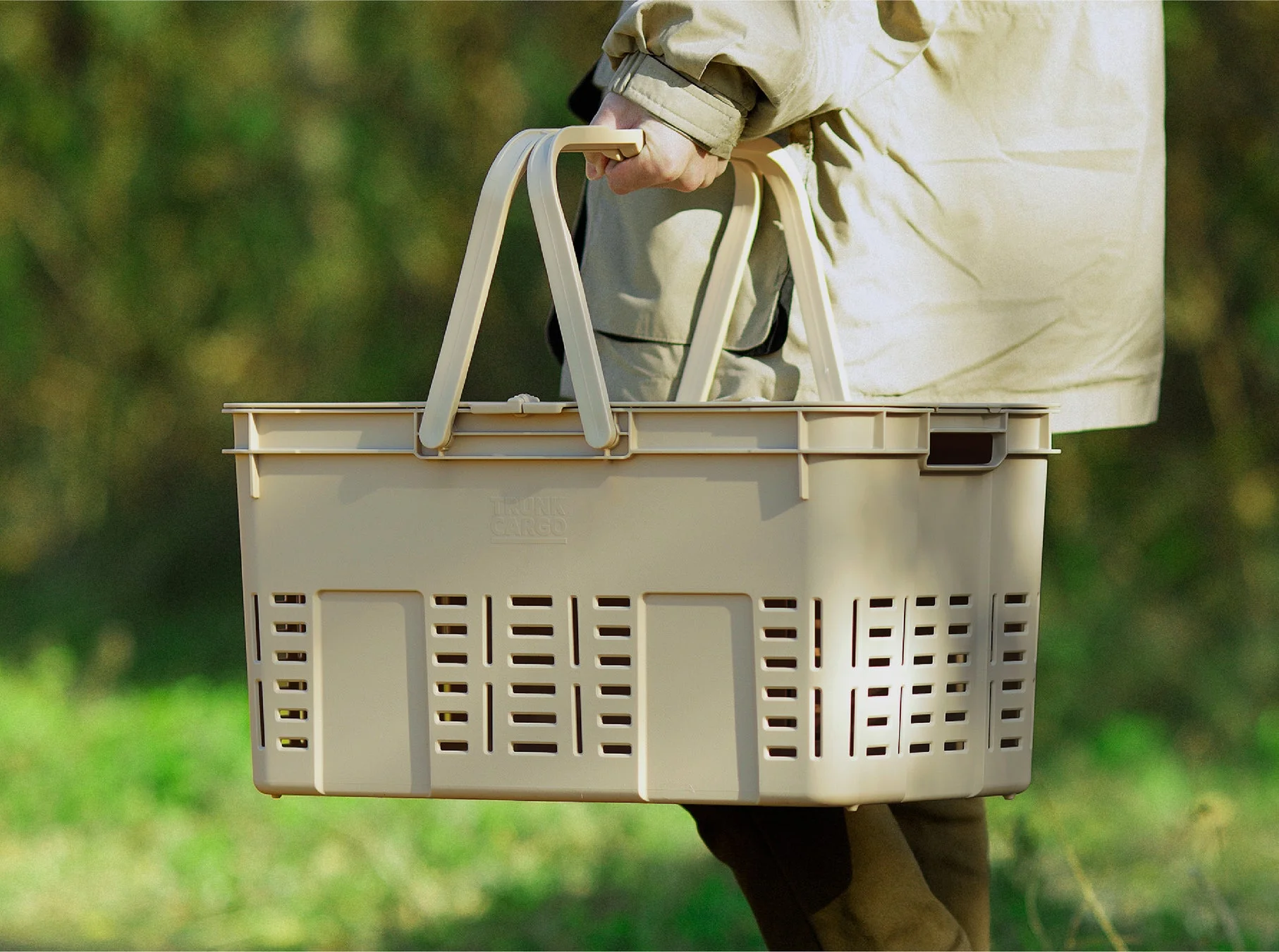 メッシュカーゴ36を片手で持つ人