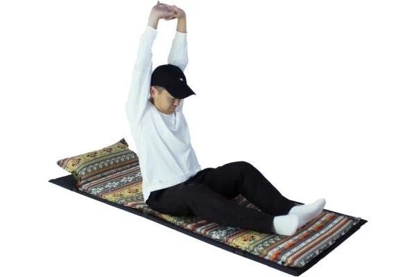 マットの上でストレッチする男性