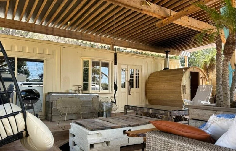 屋外テラスとバレルサウナ