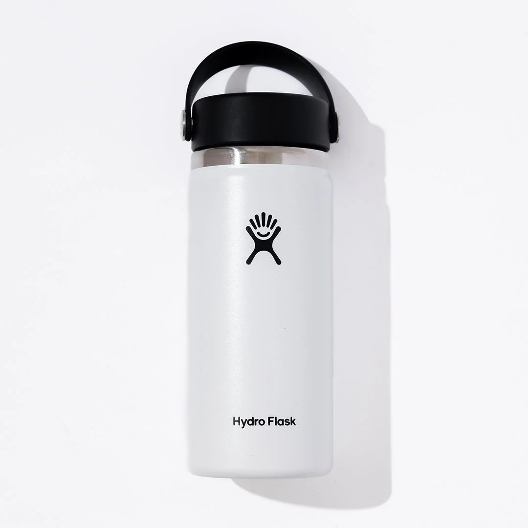 白いハイドロフラスクのステンレスボトルが白い背景に置かれた製品写真です。