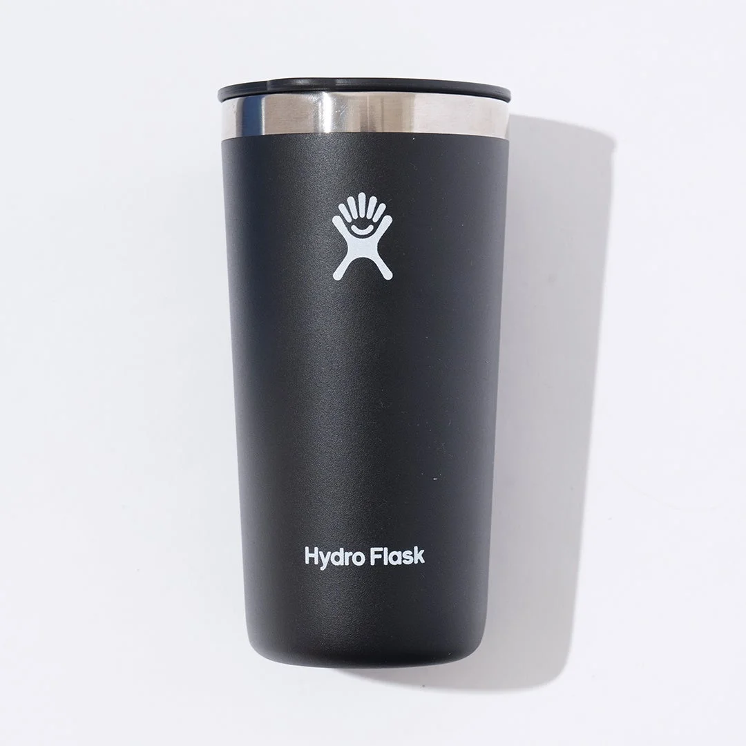 白い背景に置かれた黒いハイドロフラスクのタンブラーです。