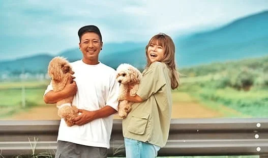 犬と笑顔のカップル