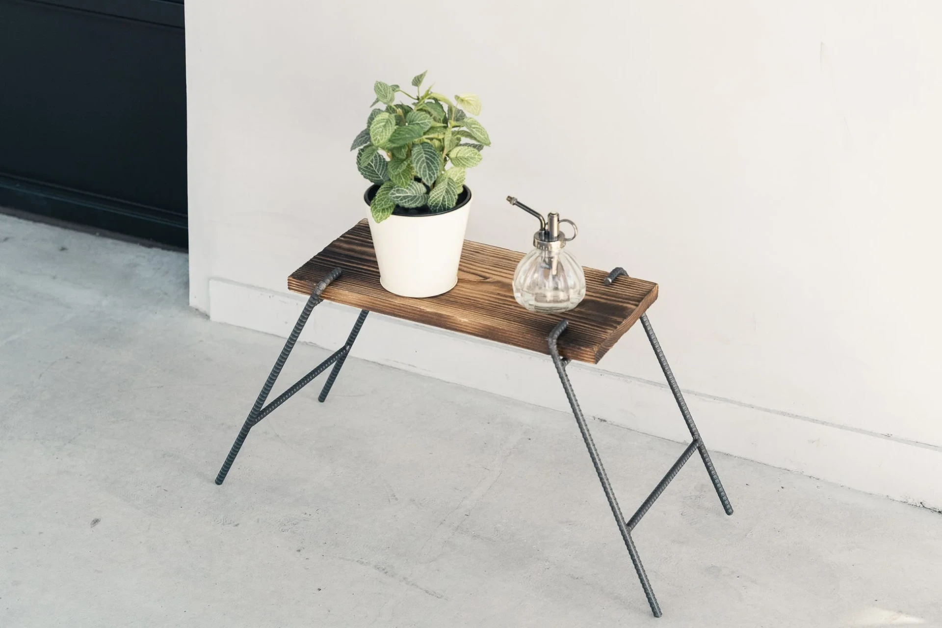 観葉植物と霧吹き