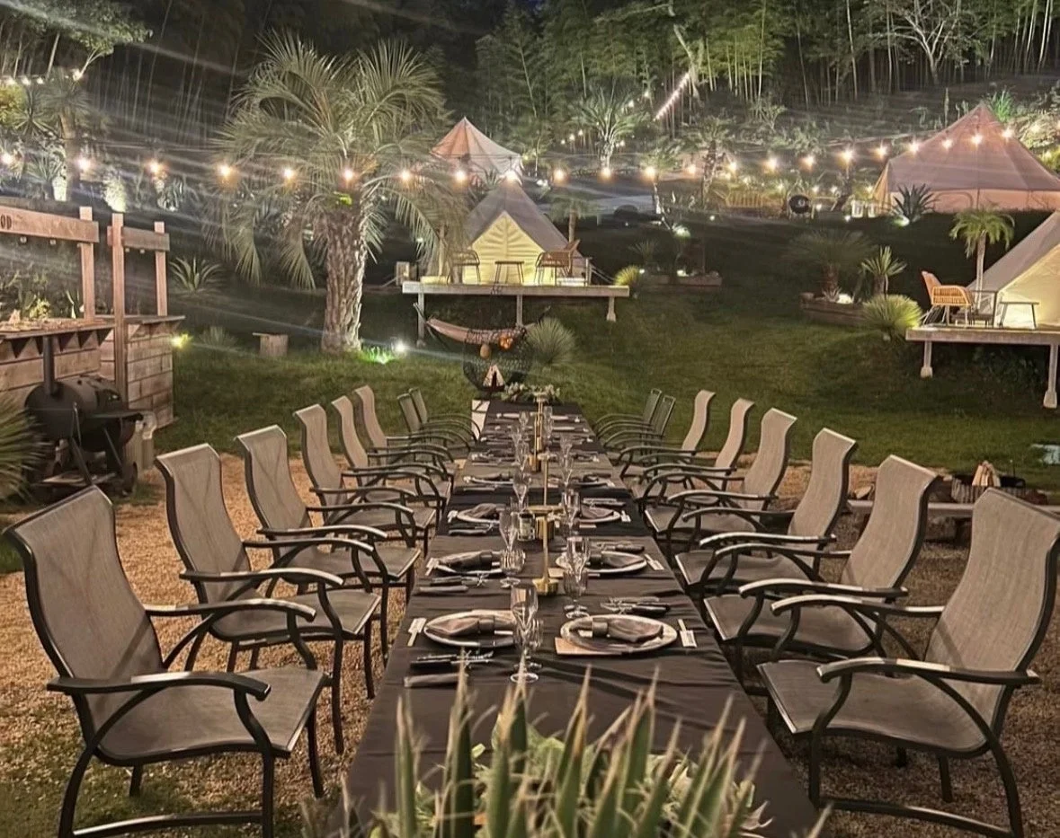 夜のグランピングサイトで楽しむ屋外ダイニング