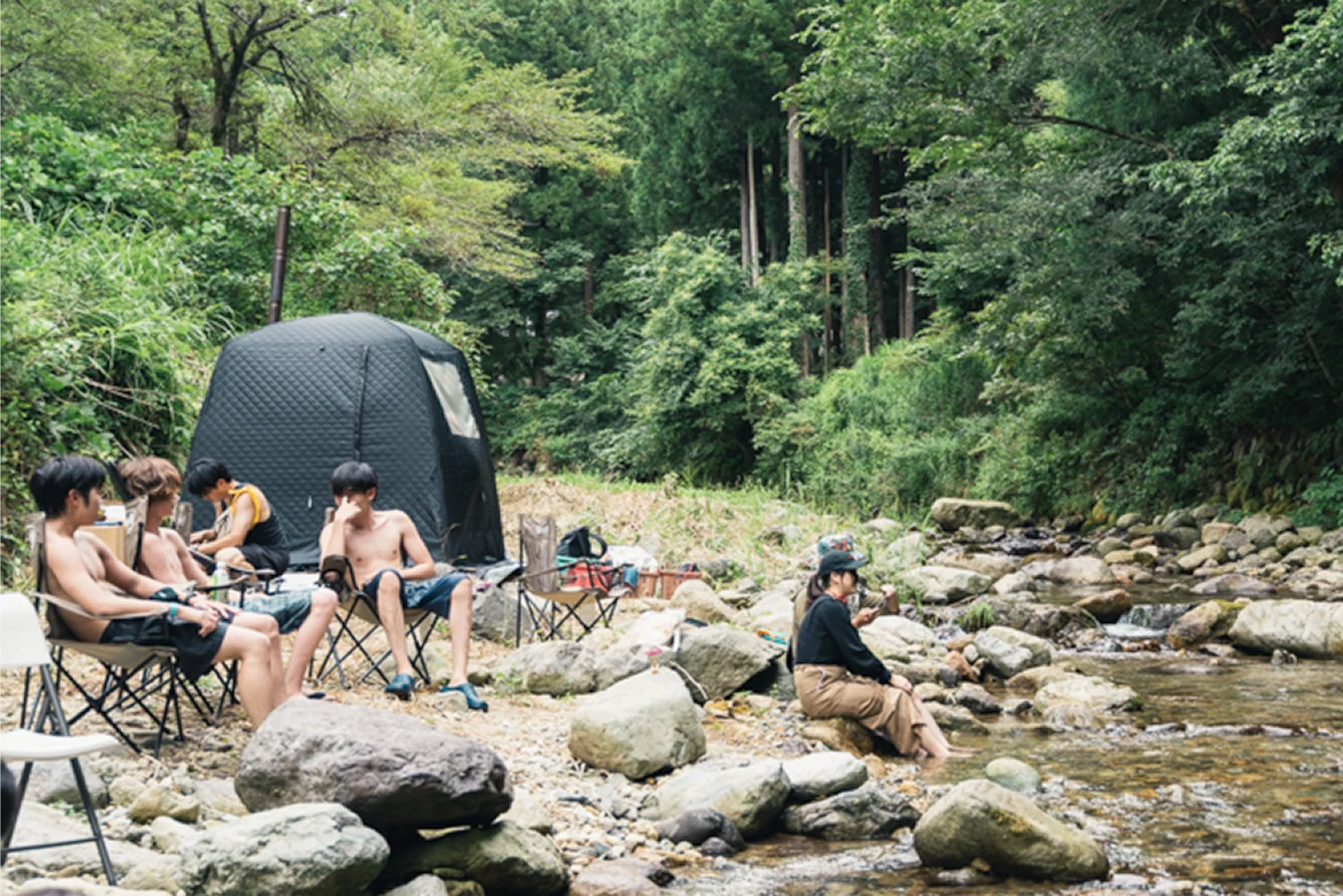 川辺でのリラックスとサウナテント