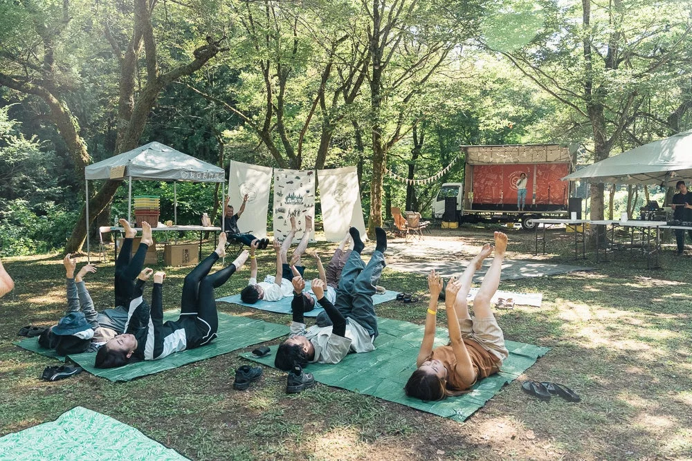 森林での屋外ヨガ