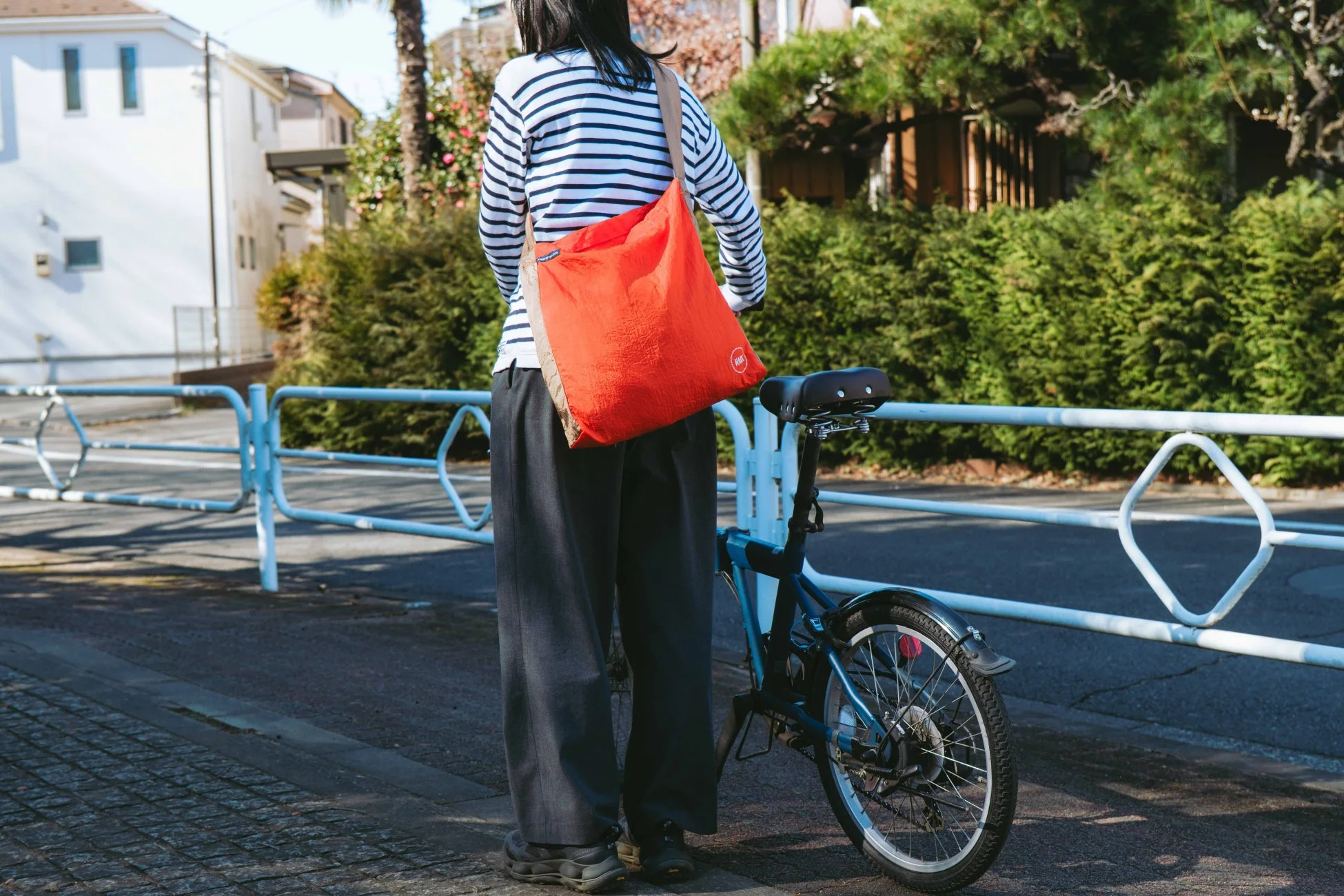 女性がエコバッグを肩掛けしている様子