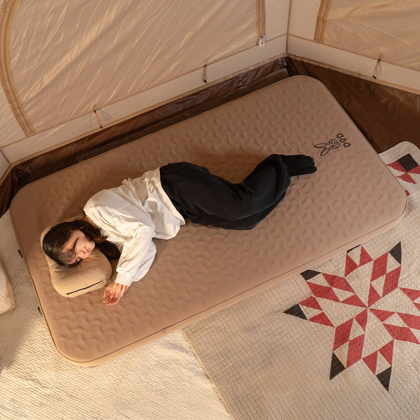 テント内で快適に眠る女性