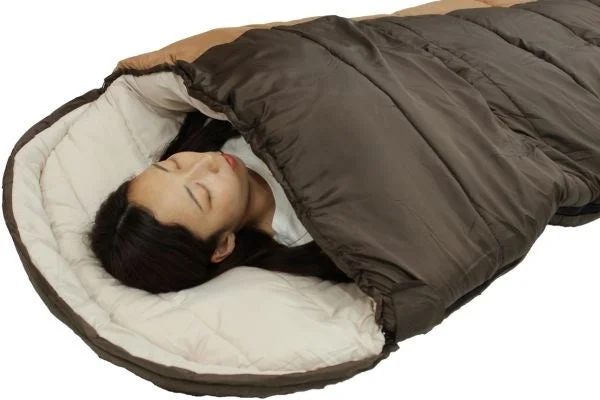 寝袋で安らかに眠る女性
