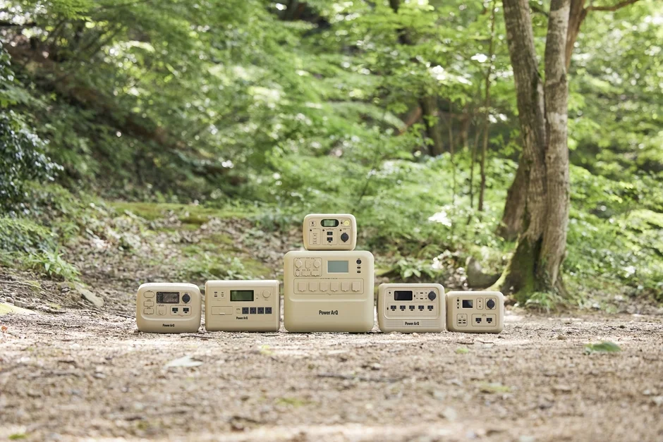 森の中にPowerArQブランドの複数のポータブル電源が並べられている