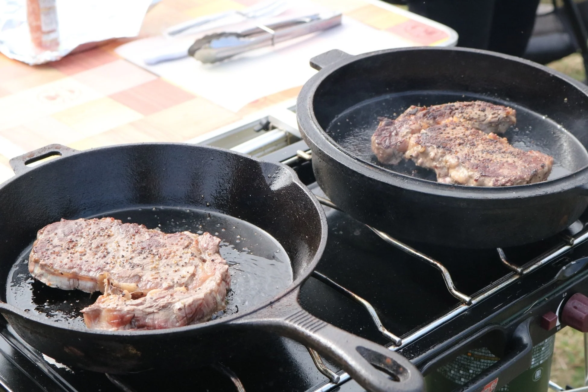 ステーキを焼いている様子