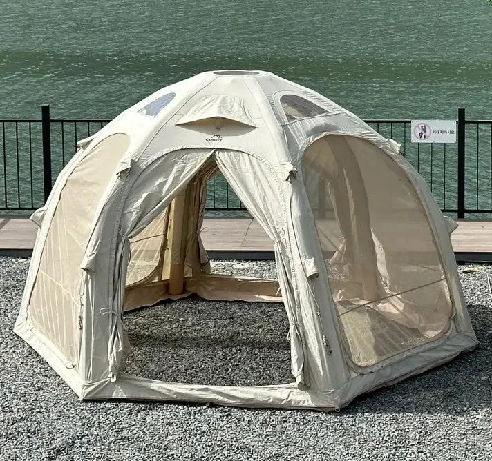 テント設営中の様子