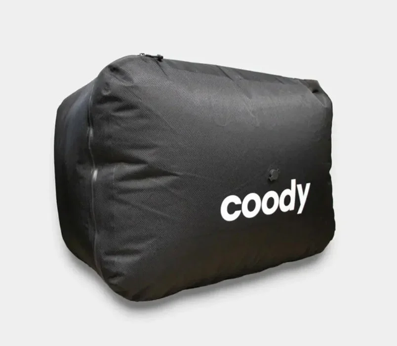 黒いファブリック製の収納袋またはクッションです。表面には「coody」のロゴがあり、ジッパーとバルブのような部品が見えます。コンパクトな形状で、持ち運びや収納に適しているようです。