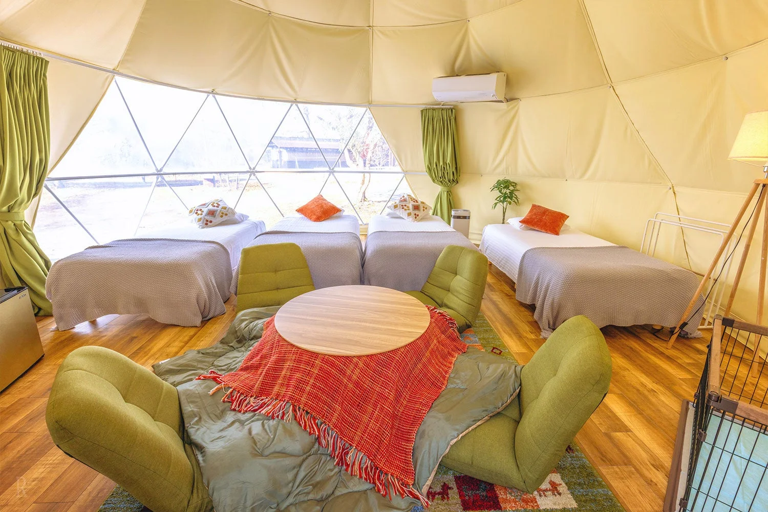 広々としたドーム型グランピングテントの室内