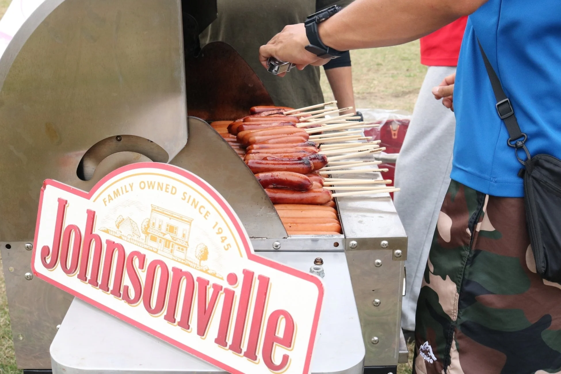 ソーセージをグリルで焼いている様子