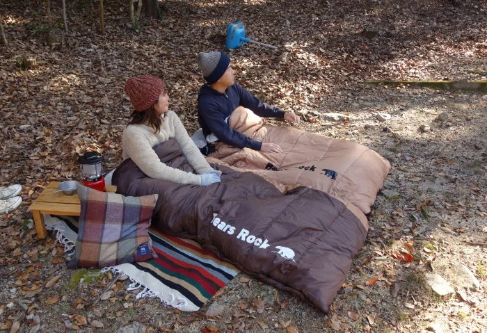 カップルが寝袋でリラックス