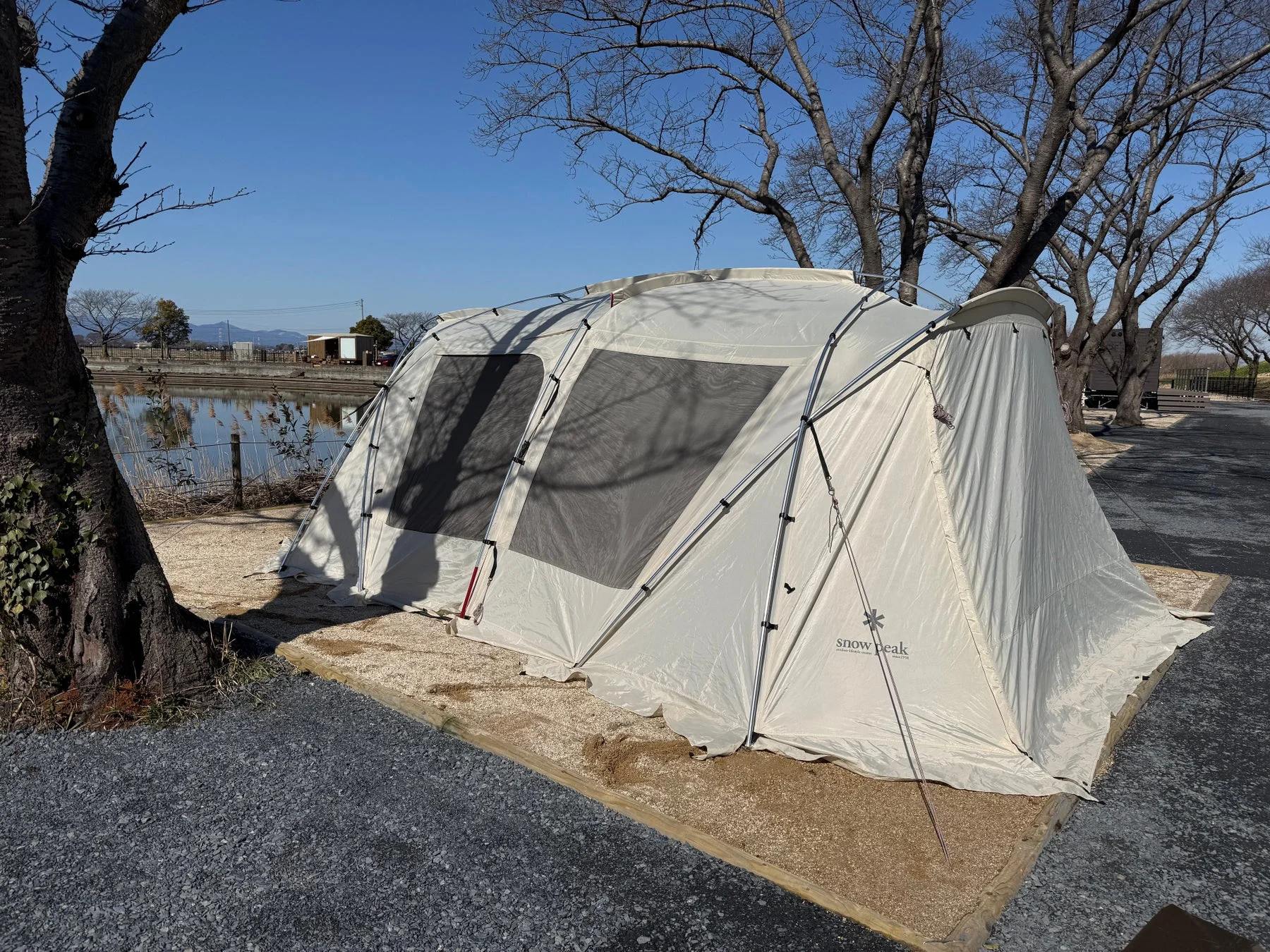 湖畔のキャンプサイトに設営されたテント