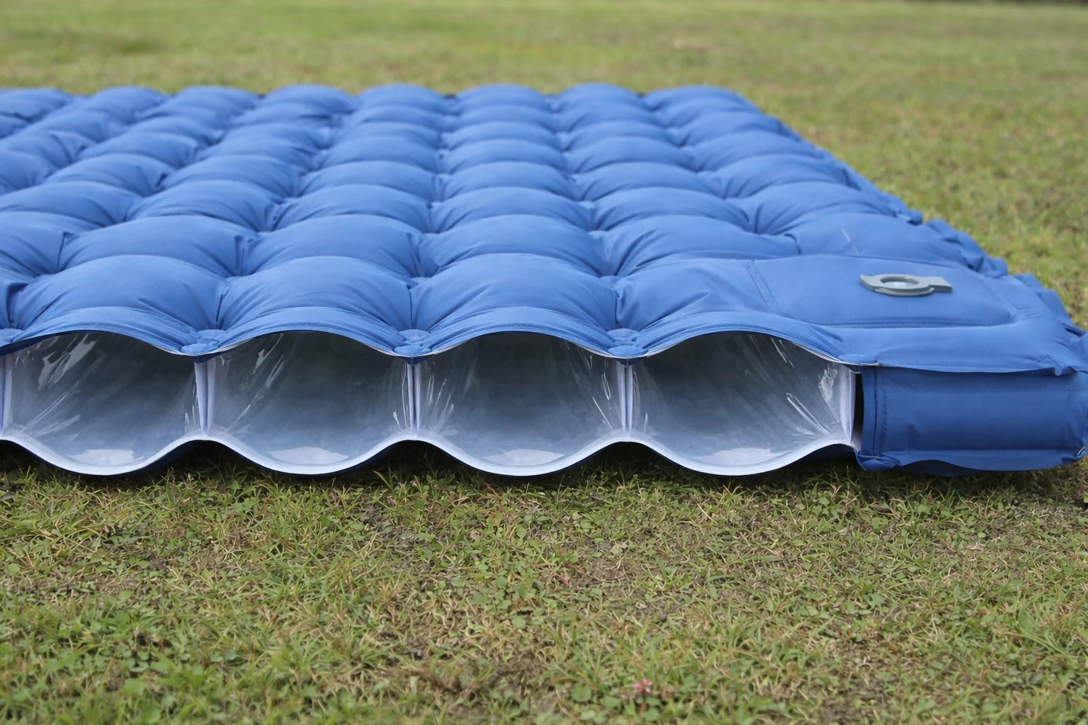 空気のみで膨らむマット