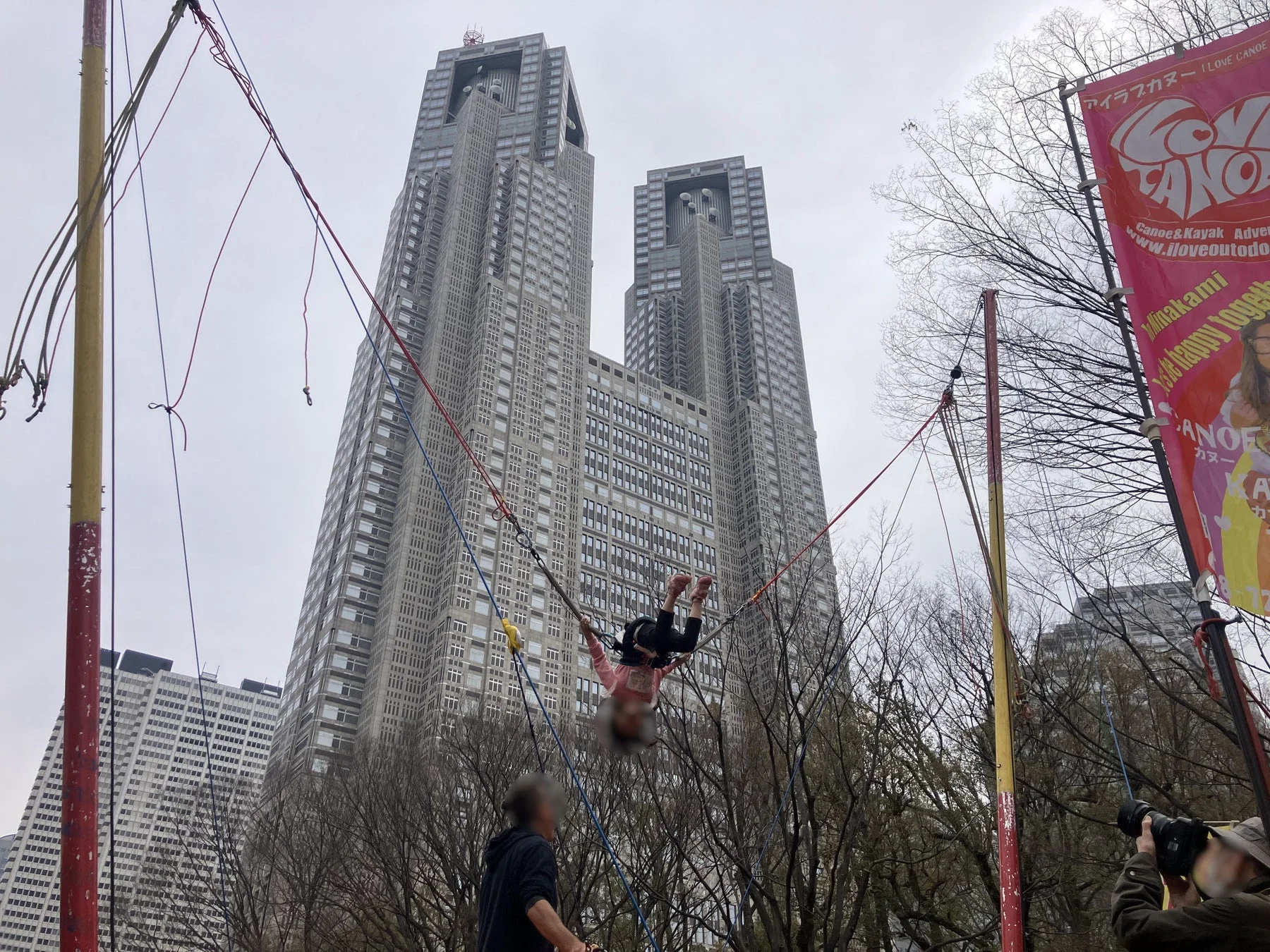 子供がバンジートランポリンを楽しんでいる様子