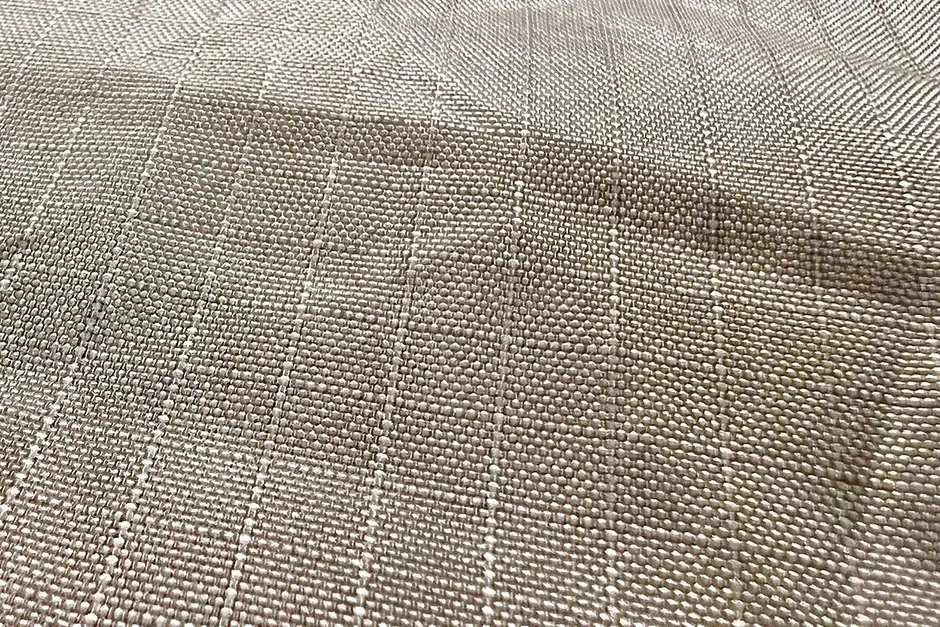 ベージュがかったブラウンの布地のクローズアップ画像