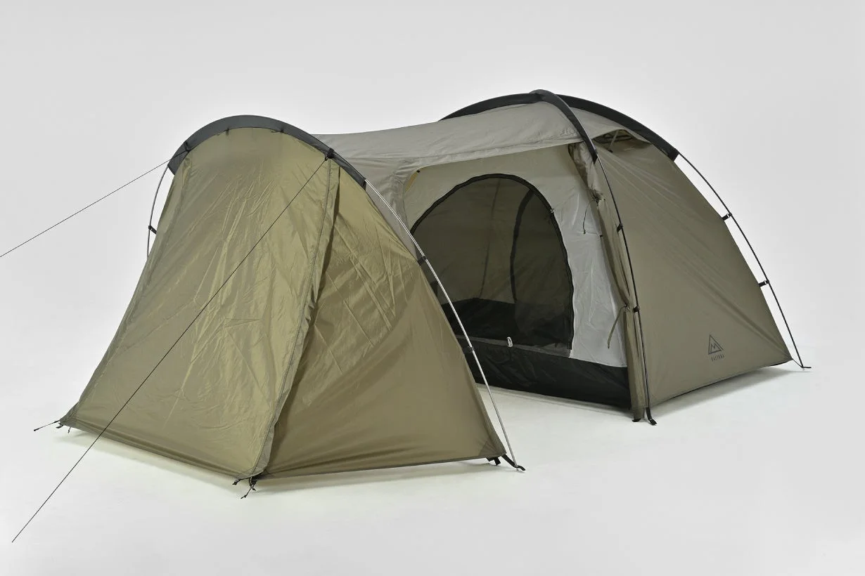 白い背景に設置されたカーキ色の大型キャンプテント