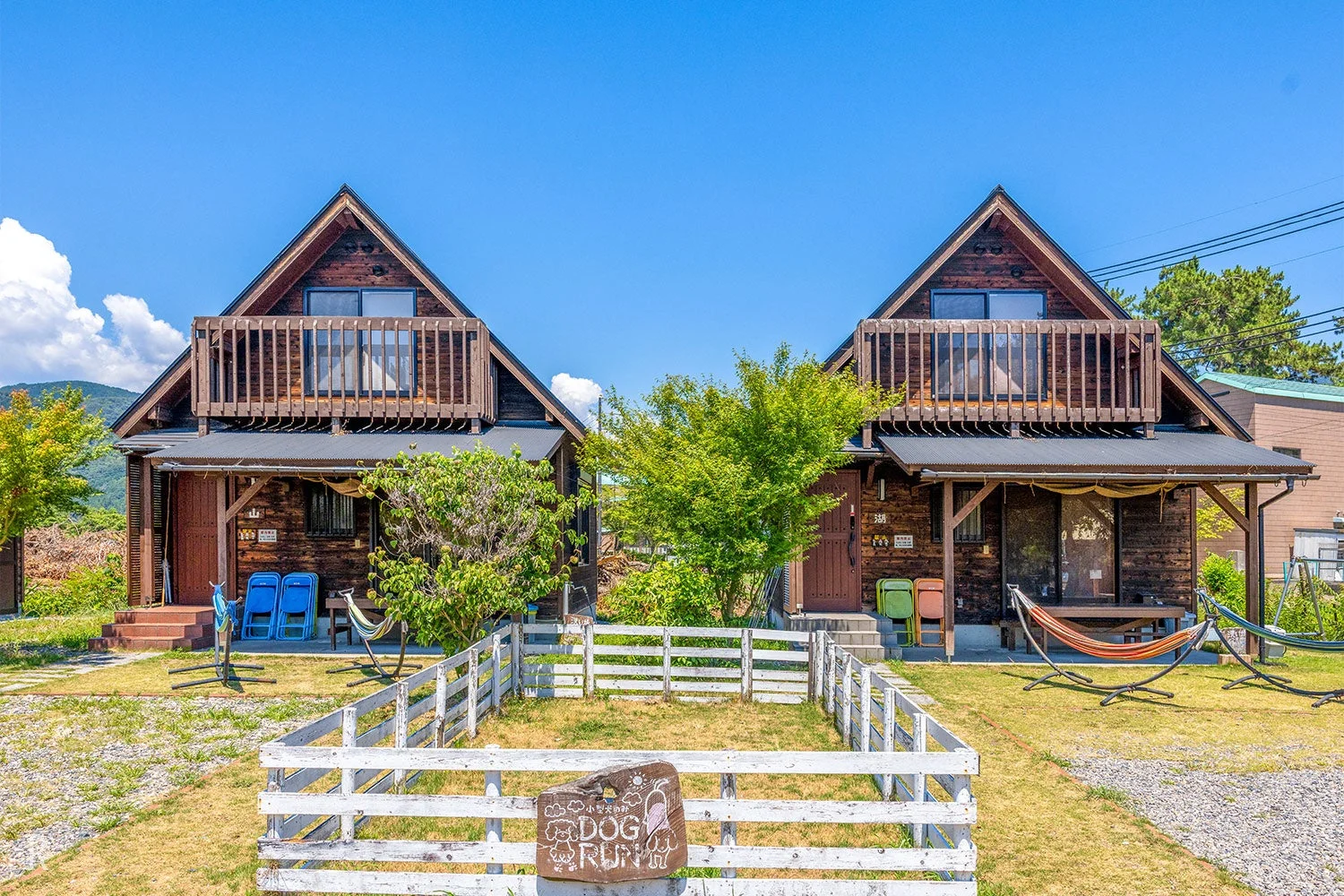 木造のコテージとドッグラン