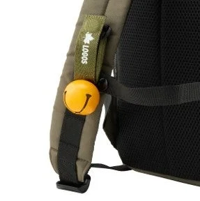 リュックに取り付けられたLOGOS 熊ベル-BF