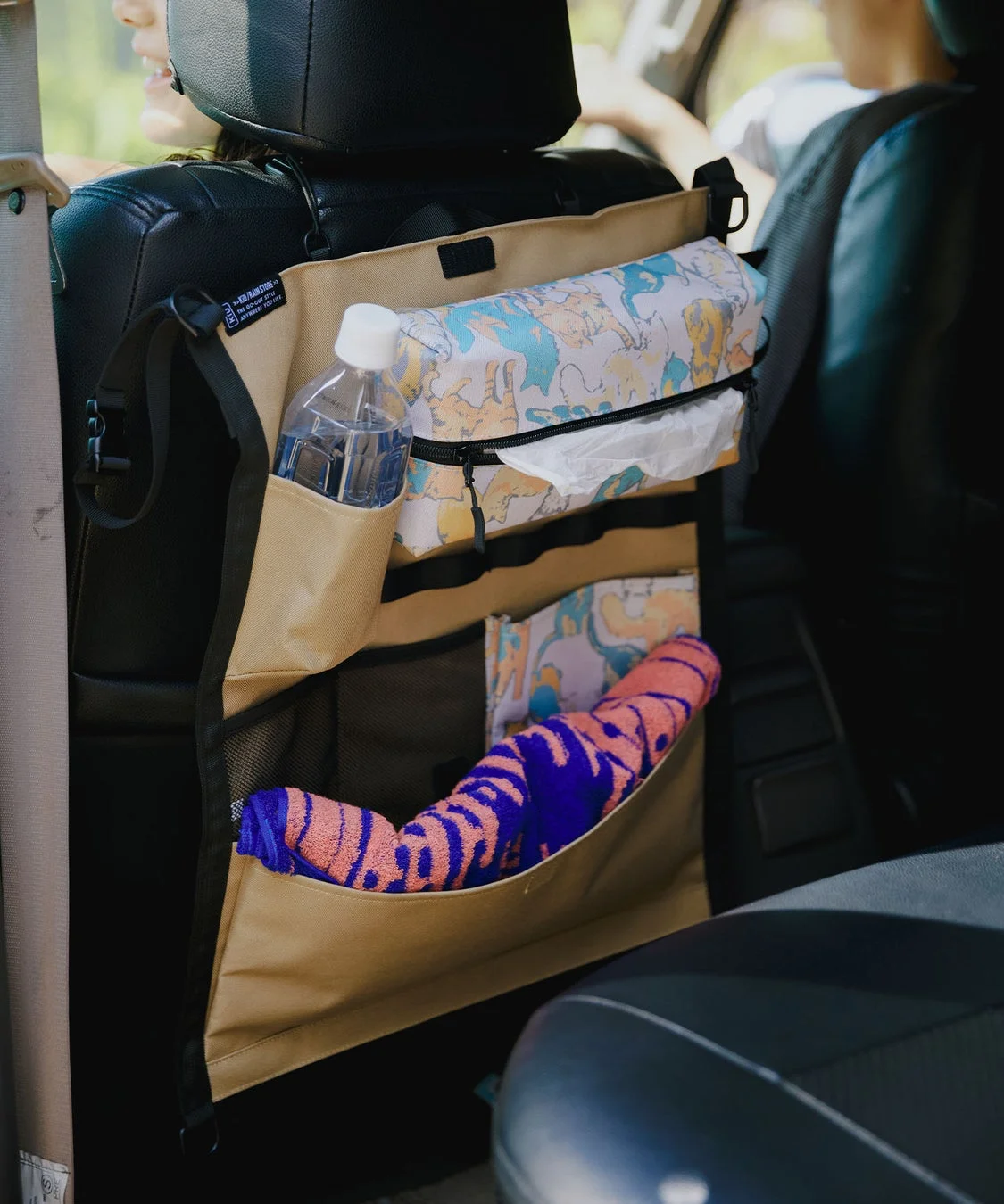 車内でのハンギングシートポケット使用例