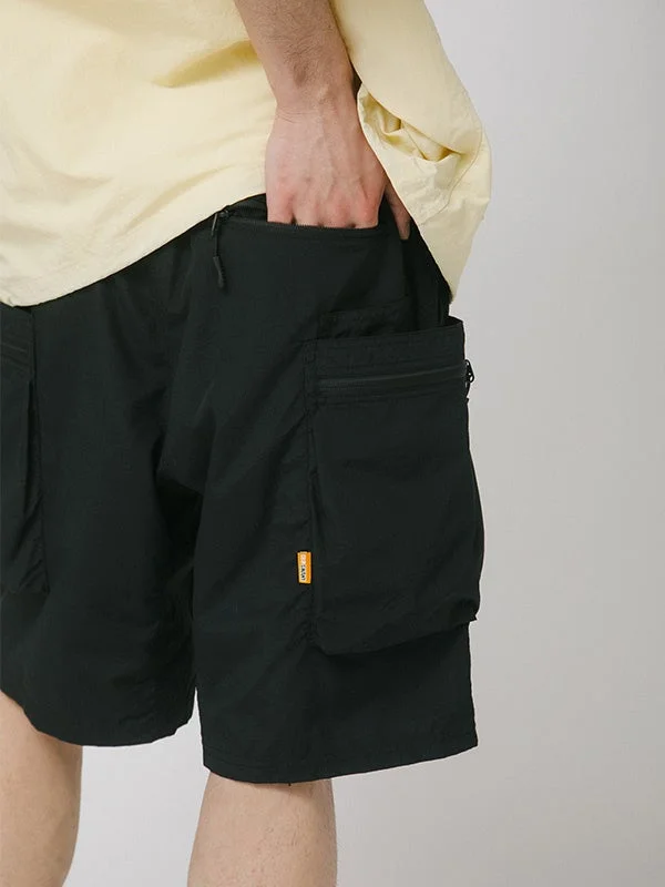 黒のカーゴショートパンツを着用した男性