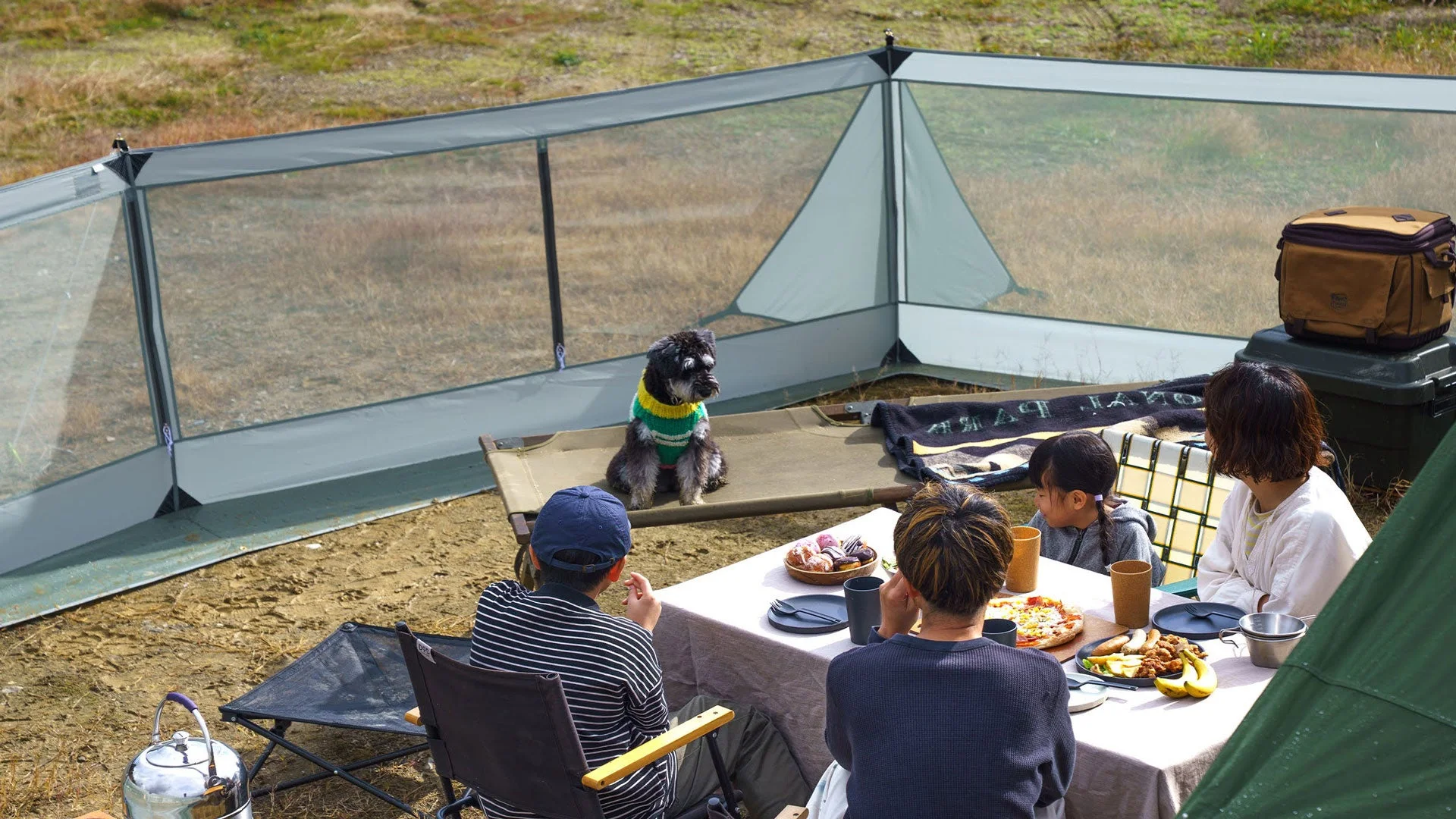 キャンプで愛犬と食事
