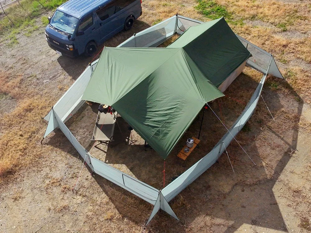 テントとオープンタープを囲んだ様子