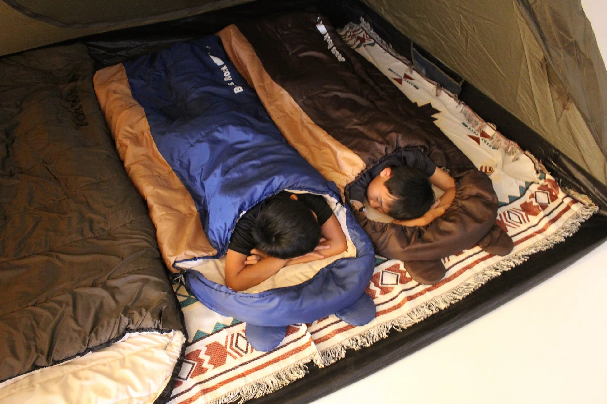テントで寝ている子供たち