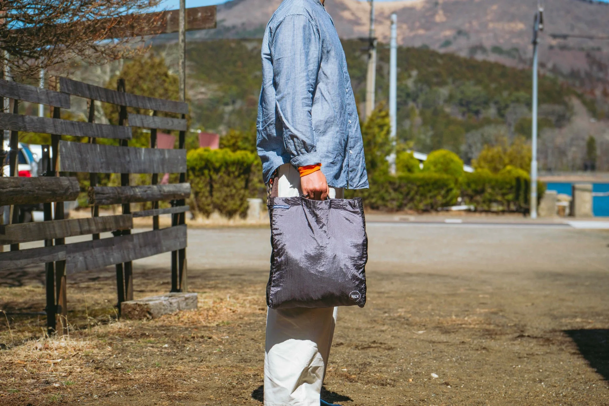 男性がエコバッグを手持ちしている様子