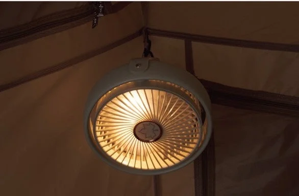 テントの天井から吊り下げられた、照明と扇風機を兼ね備えたポータブルデバイス