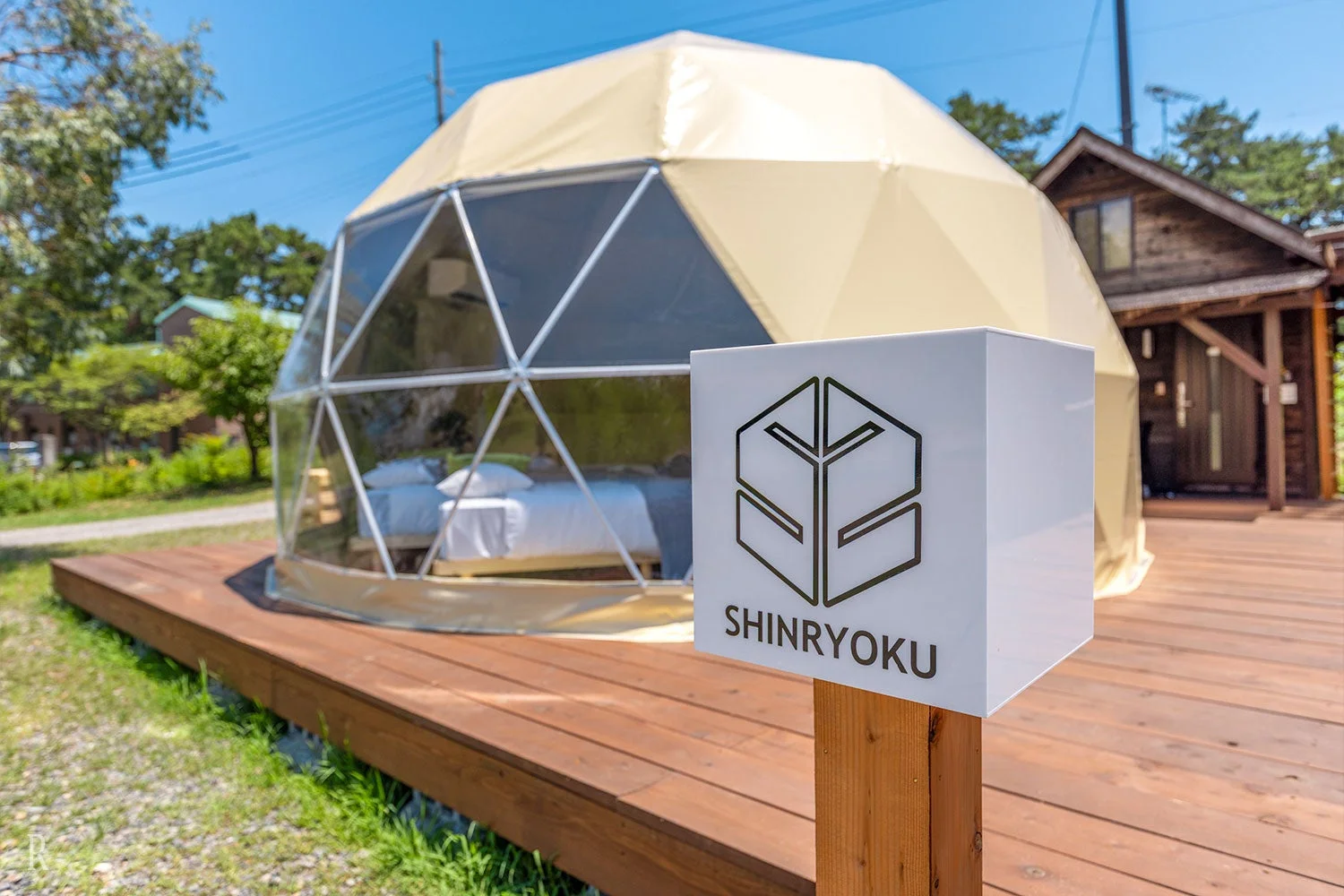 ウッドデッキとドーム型テントのグランピング施設