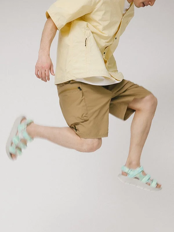 黄色のシャツとハーフパンツの男性