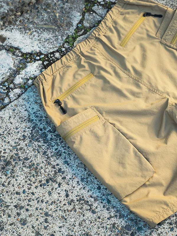 ベージュのカーゴパンツのポケット