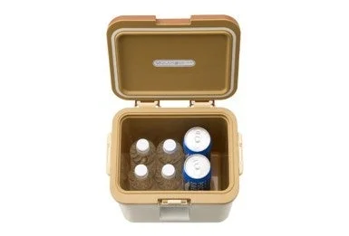 9Lクーラーボックスにペットボトルと缶飲料