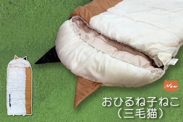 芝生上の三毛猫寝袋