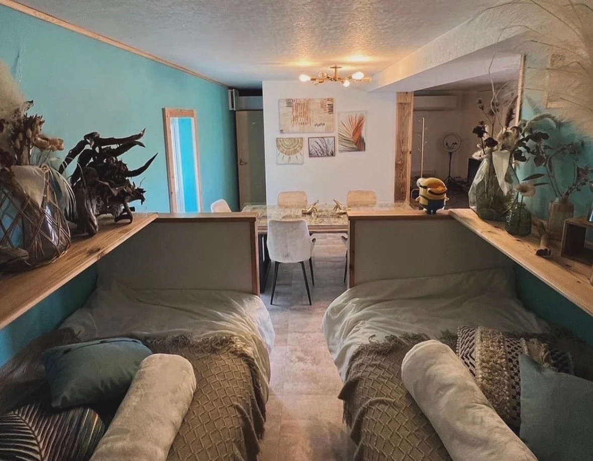 ミントグリーンの壁とナチュラルなインテリアが特徴のグランピングテント内部