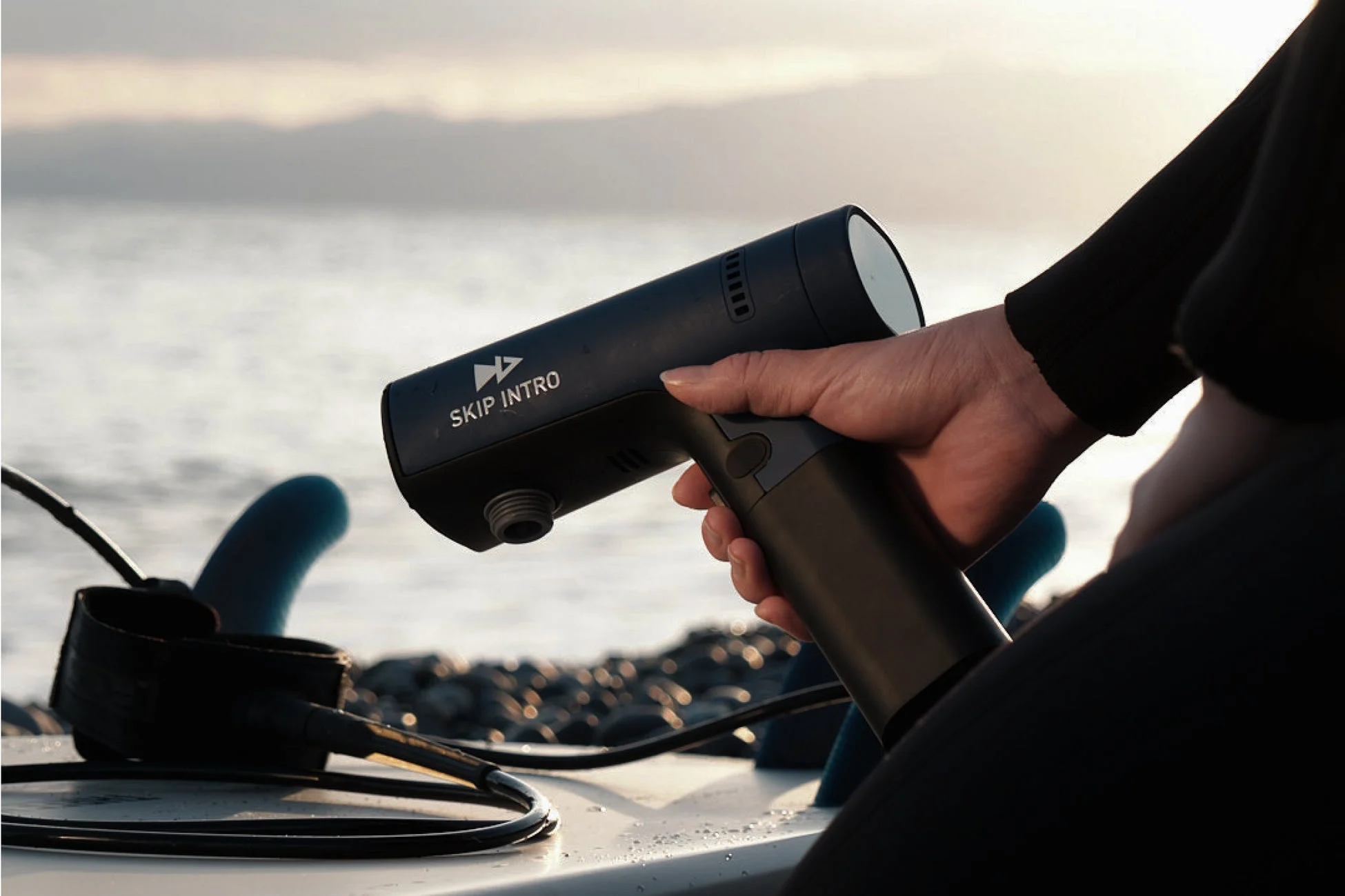 サーフィン後のギアを洗浄する様子