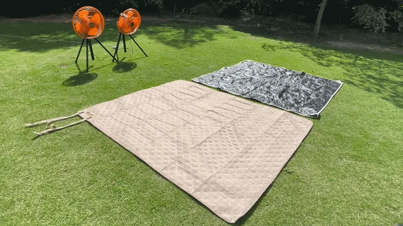 芝生に広げられたレジャーシート