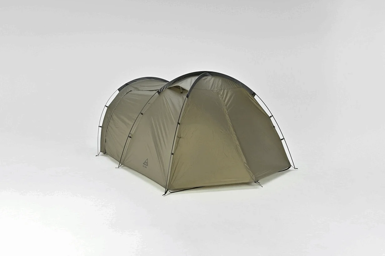 白い背景に設置された、オリーブグリーン色のトンネル型テントのスタジオショット