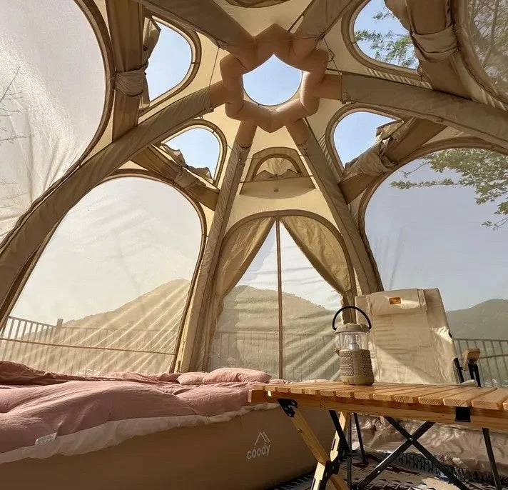 テント内部から景色を眺める