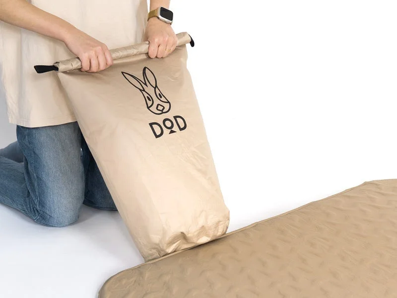 DODロゴ入り収納袋とキャンプマット