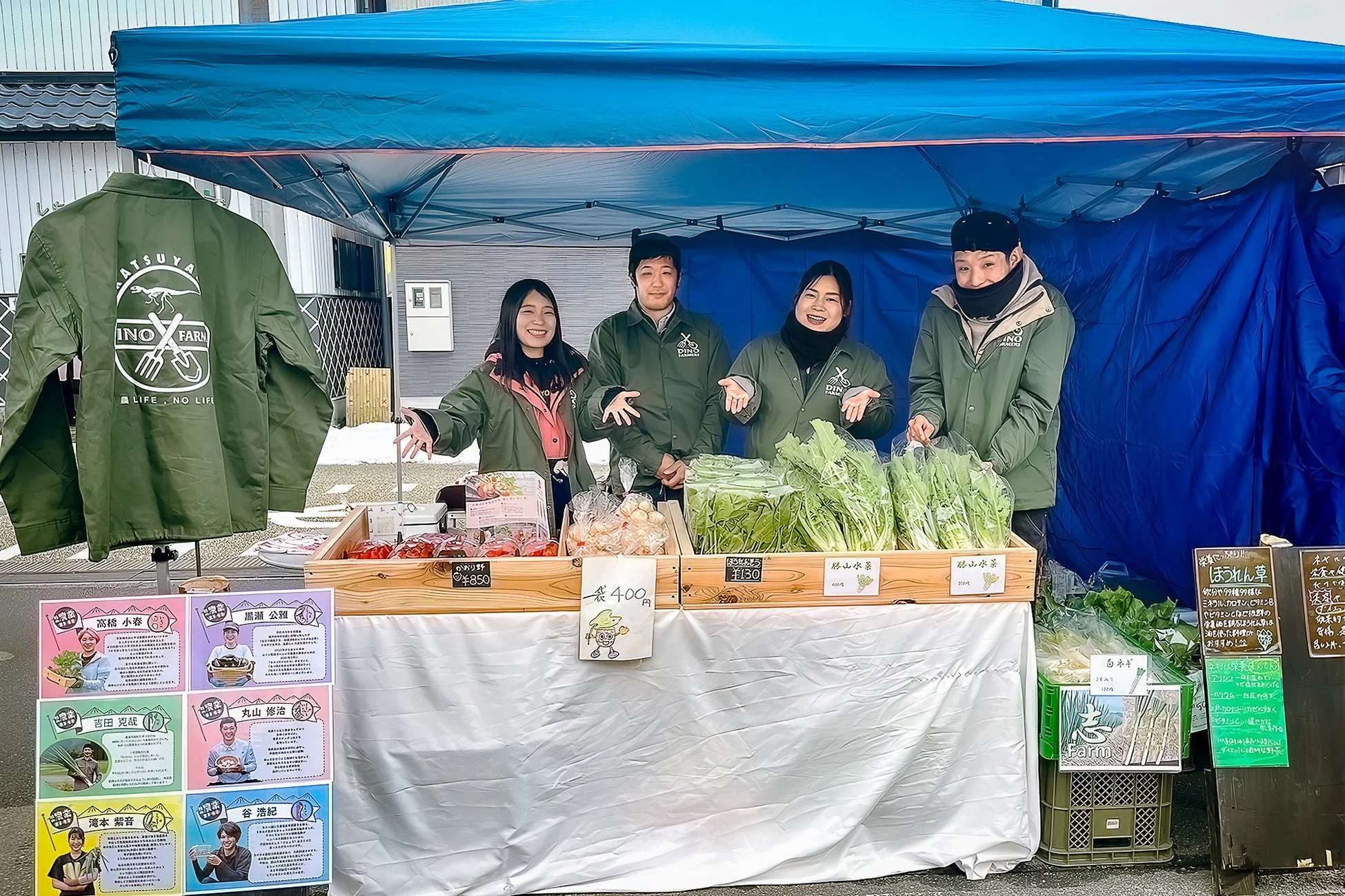 新鮮野菜を販売する農家の方々
