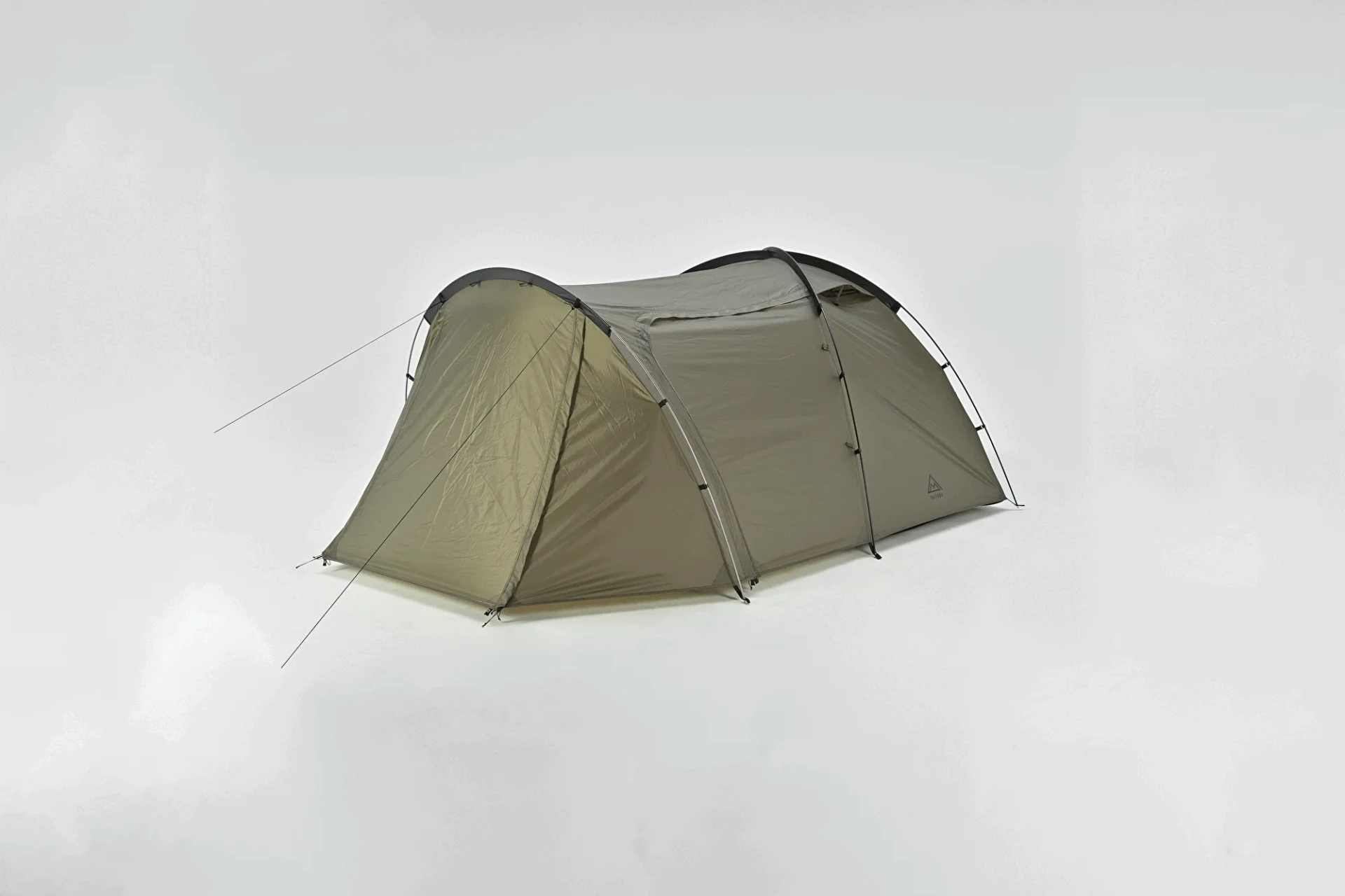 白い背景に設置されたカーキ色のドーム型テントのクローズアップ画像